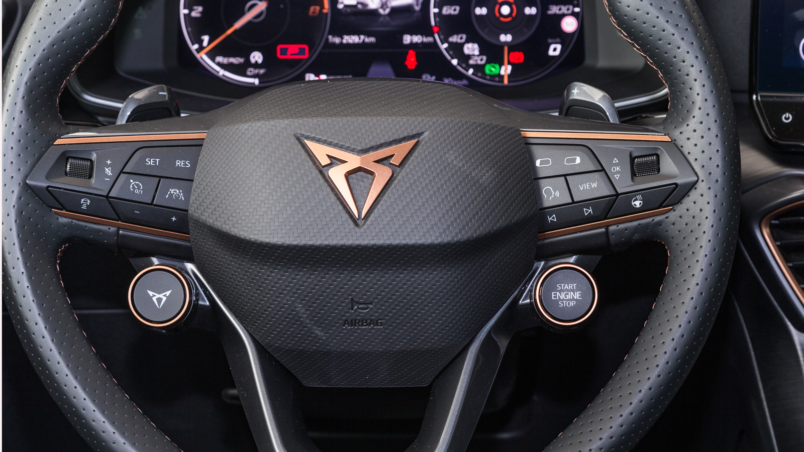 Τα κουμπιά του παραδείσου! Το αριστερό ξυπνάει το θηριώδη κινητήρα και το δεξί αλλάζει τα οδηγικά προγράμματα. To Drift mode είναι κρυμμένο μέσα στο m